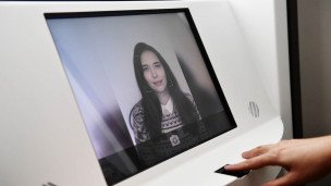 Девушка сканирует лицо и отпечаток пальца