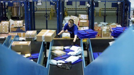 Во время выдачи посылки в почтовом отделении