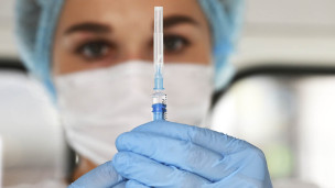 шприц с вакциной в руках у медработника