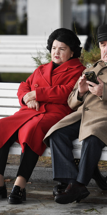 Люди отдыхают на лавочке