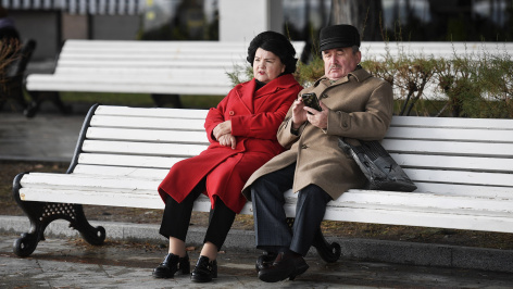 Люди отдыхают на лавочке