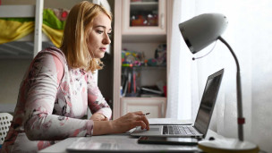 Женщина за ноутбуком в квартире