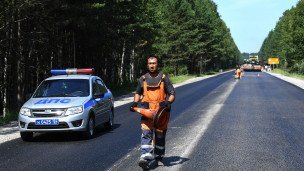 Автомобиль ДПС на участке ремонта дороги