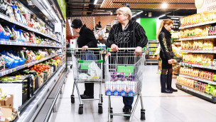 покупатели в супермаркете