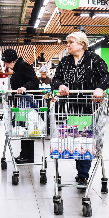 покупатели в супермаркете