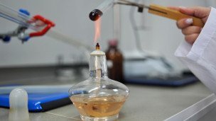 Студентка подогревает раствор в лаборатории