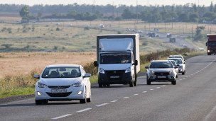 Автомобили на участке трассы 