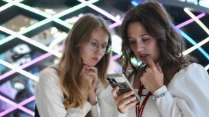Девушки с телефоном 