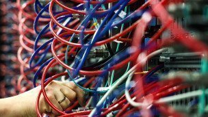 Сотрудник в серверной Центра обработки данных