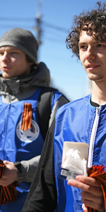 volontery-razdayut-georgievskie-lentochki