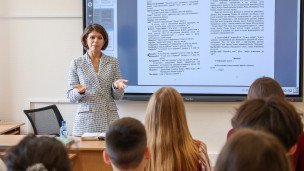 Преподавательница во время занятия в классе