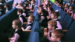 Учащиеся младших классов в актовом зале
