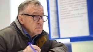 Посетитель заполняет документы