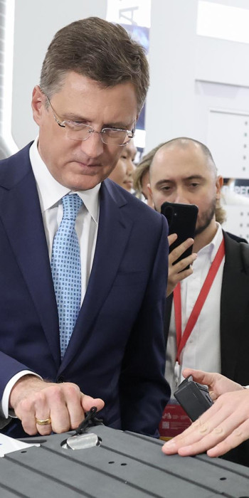 Александр Новак во время обхода экспозиции ВЭФ