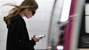 Девушка с телефоном