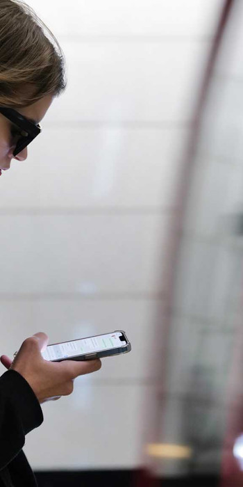 Девушка с телефоном