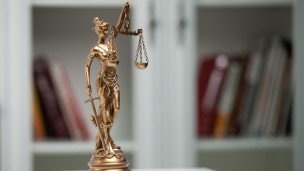 Статуэтка богини правосудия Фемиды 