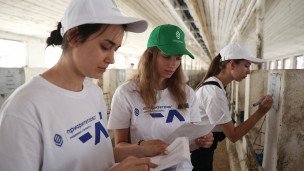 Подростки во время подработки