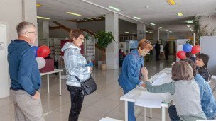 Жители пришли на участок проголосовать на выборах губернатора