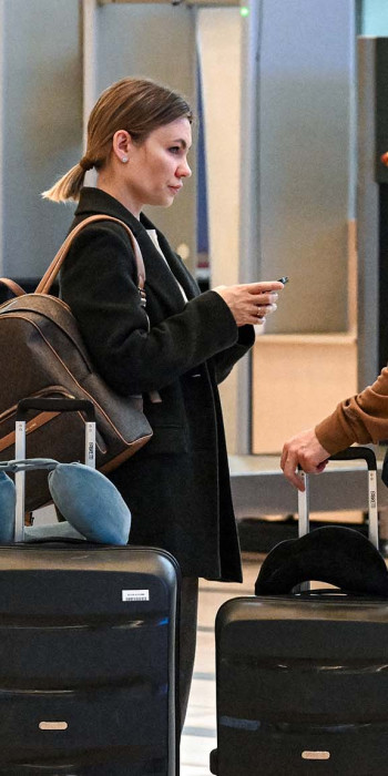 Пассажиры в международном аэропорту