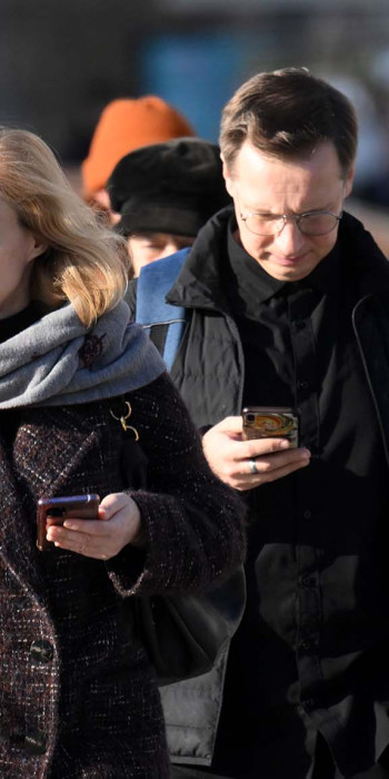 Прохожие на улице