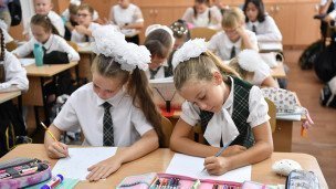 Первоклассники в классе после торжественной линейки