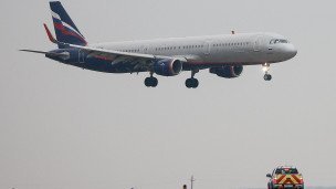 Самолет  в международном аэропорту 