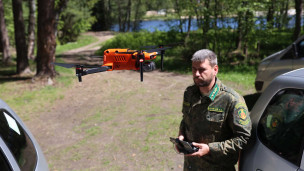 Сотрудник с дроном