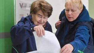 Женщина голосует на выборах
