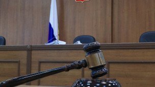  Судейский молоток с подставкой на столе зала суда