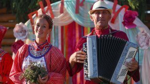 Мужчина и женщина в национальных костюмах