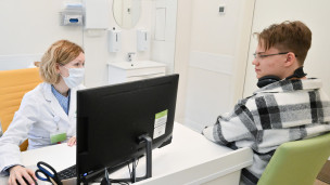 Посетитель на осмотре у врача 