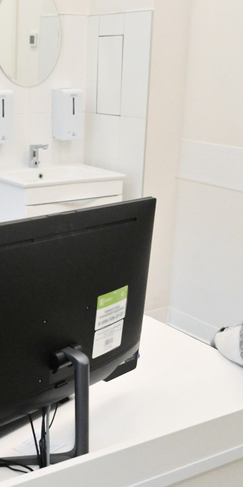 Посетитель на осмотре у врача 