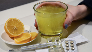 Лекарственные препараты и градусник для измерения температуры