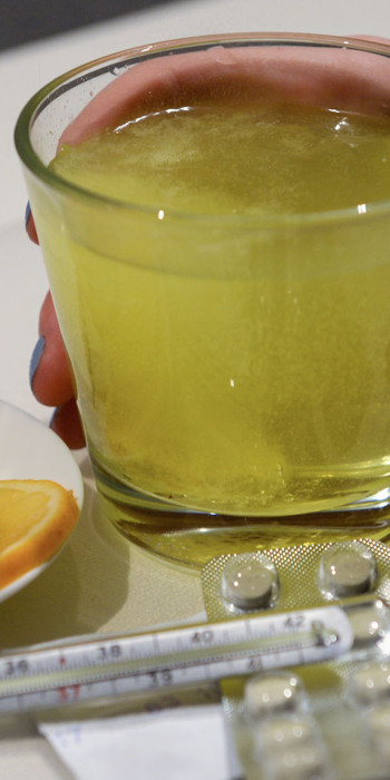 Лекарственные препараты и градусник для измерения температуры