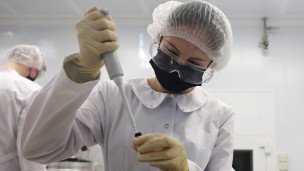 med-rabotnitsa-demonstriruyet-inertsial'nyy-sensor-sistemy