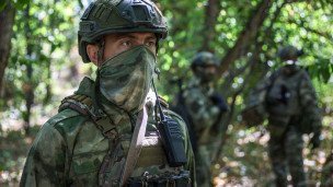 Военнослужащий в лесу