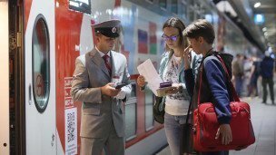 Пассажиры предоставляют билеты проводнику