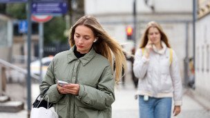 Горожане с телефонами на улице