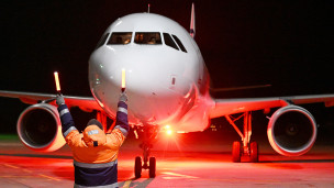 Самолет на взлетно-посадочной полосе 