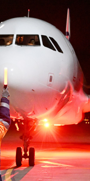 Самолет на взлетно-посадочной полосе 