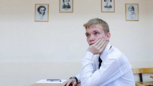 starsheklassnik-v-beloj-rubashke-za-partoj