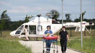 Транспортировка пациента из вертолета санитарной авиации