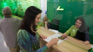 Девушка в визовом центре