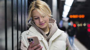 Девушка с телефоном