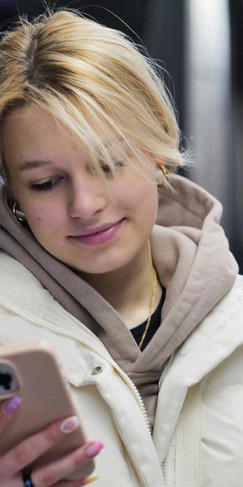 Девушка с телефоном