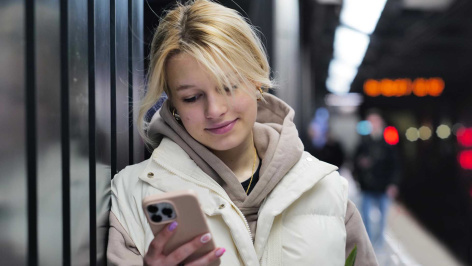 Девушка с телефоном