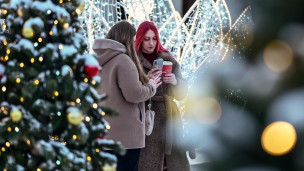 Девушки с телефоном на улице