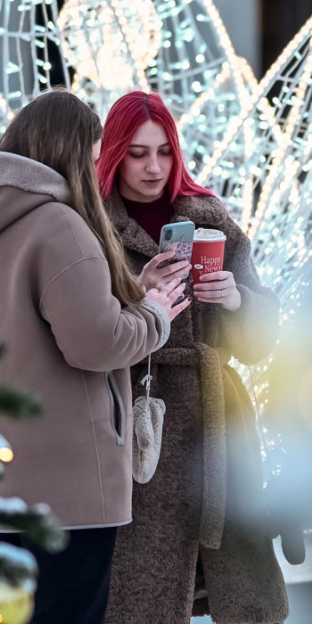 Девушки с телефоном на улице