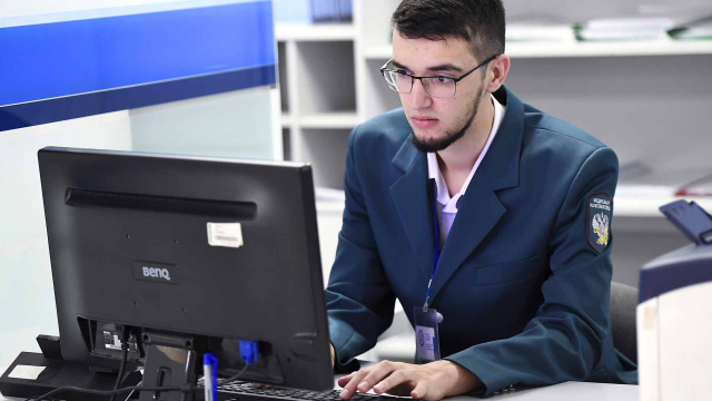 сотрудник налоговой службы во время работы
